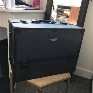 GLENOR BEAUTY MAKE UP TRAIN